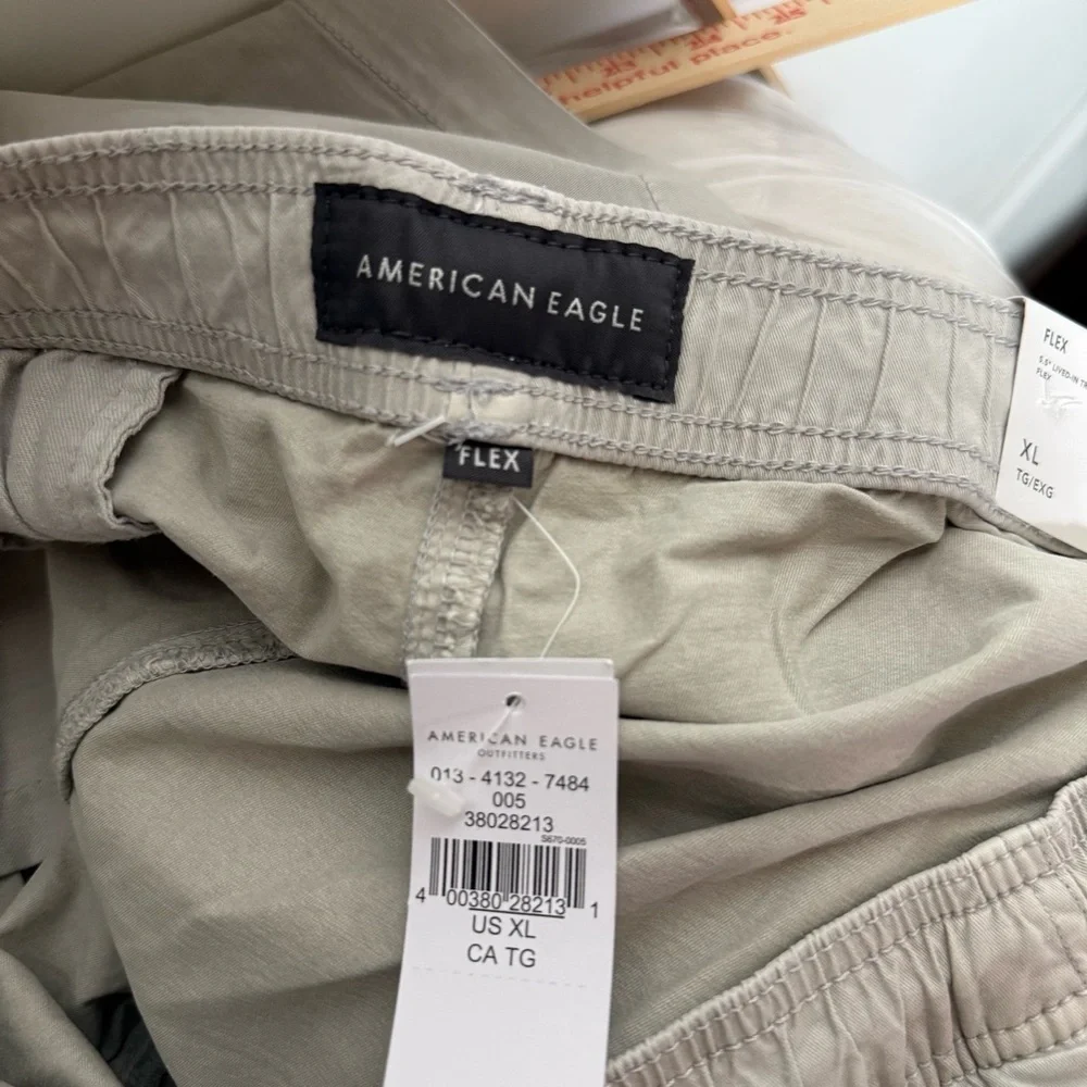 American Eagle 5.5” Lived-In Trekker Short White FLEX Size XL NWT Cargo